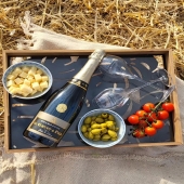Pas besoin de mots, il faut juste le déguster et savourer ! Tchin 🥂

Champagne Brut Blanc de Blancs 100% Chardonnay

Champagne élaboré à Bethon 51260

Attention ⚠️ L'abus d'alcool est dangereux pour la santé 

#champagne #gruetetfils  #champagnegruet #champagnegruetetfils#champs #blé #apéritifs #apero #festivités #tomate #olives #champagnelover #brut #blancdeblancs #brutblancdeblancs #chardonnay #champagneardenne #marne #bethon