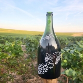 Après notre jéroboam qui c'est revêtu d'un stickers avec notre bloc marque champagne G.Gruet et Fils (voir post dans notre compte Insta), c'est au tour d'un magnun de se prêter aux jeux et de s'habiller de jolies grappes de raisins. 🍇

Merci à @michettes.and.co d'avoir réalisée les #stickers. ❤️😁

N'hésitez pas à contacter cette fabuleuse créatice pour vos évenements ou cadeaux. 🎨

#vendanges #vendanges2022 #gruet #gruetetfils
#magnum #jeroboam #bouteille #deco #decoration
#stickers #champagne #pressoirs #vignes #vine #raisin #grape #vineyards #vineyard #champagneardenne #marne #haube #bethon
