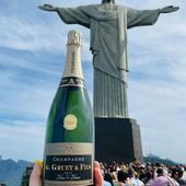 Notre Bouteille Brut Blanc de Blancs a décidé d'aller faire un petit voyage au Brésil pour se balader. 🇧🇷 🌍 ✈️ 

Bien sûr elle est passée par la statue du Christ Rédempteur de 38 mètres de haut située au sommet du Mont Corcovado qui domine la ville de Rio de Janeiro.

🍾🥂

@anthonyc10001

#bresil #brésilien #bresilia #ameriquedusud #riodejaneiro #christredempteur #corcovado #musique #music ##voyage #travel #champagne #champagnelovers #champagnelove #brut #blancdeblancs #brutblancdeblancs #medailleor #gilbertetgaillard  #gruet #gruetetfils #champagnegruetetfils